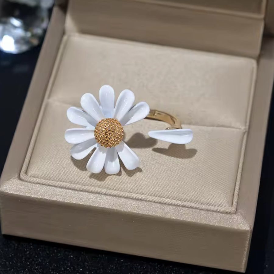 Detached Daisy Ring